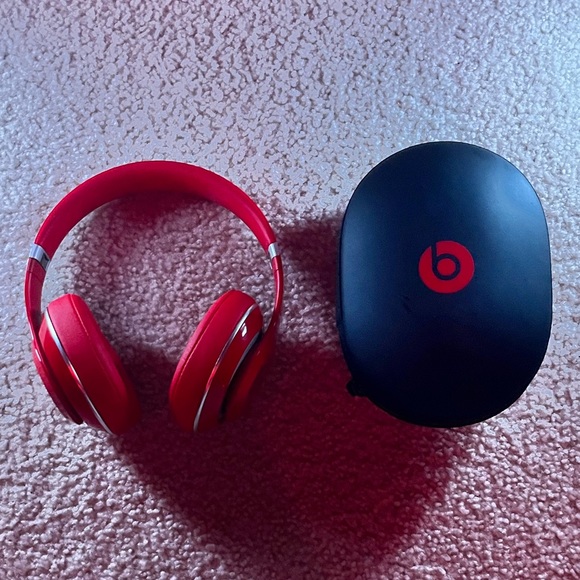 Red Beats Studio Wireless headphones - Picture 2 of 5